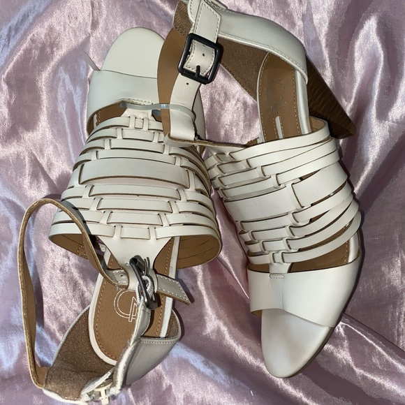 White shoes - Picture 5 of 9